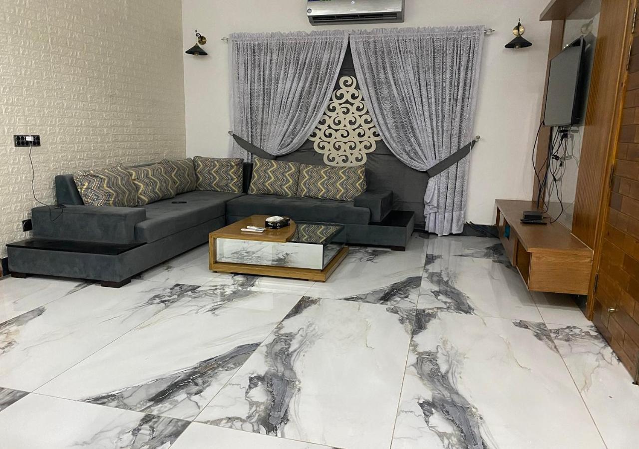 Burj Al Bahria Town Luxury Suites ลาฮอร์ ภายนอก รูปภาพ