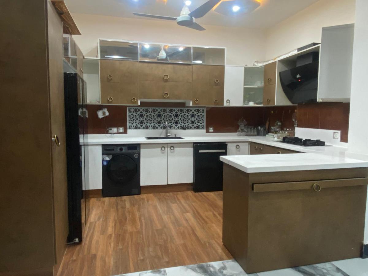 Burj Al Bahria Town Luxury Suites ลาฮอร์ ภายนอก รูปภาพ