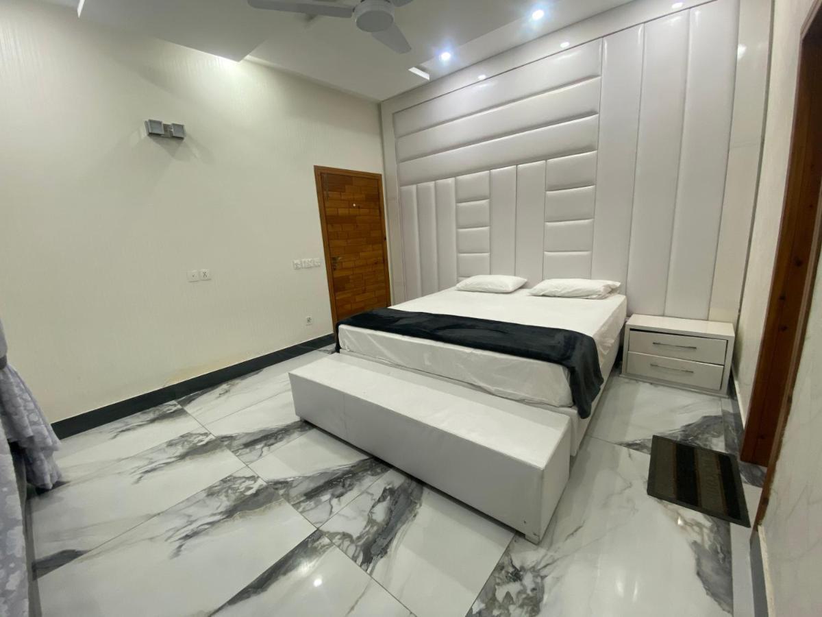 Burj Al Bahria Town Luxury Suites ลาฮอร์ ภายนอก รูปภาพ
