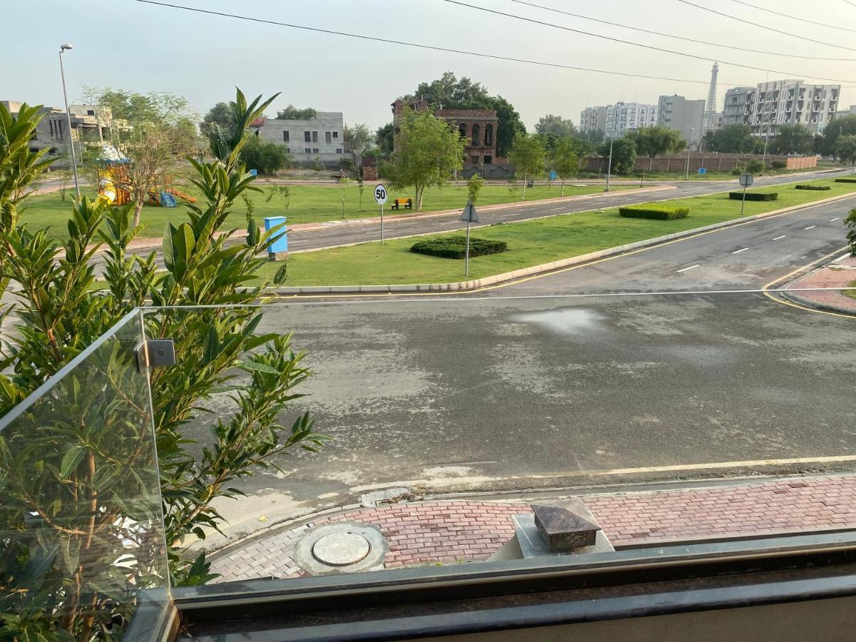 Burj Al Bahria Town Luxury Suites ลาฮอร์ ภายนอก รูปภาพ