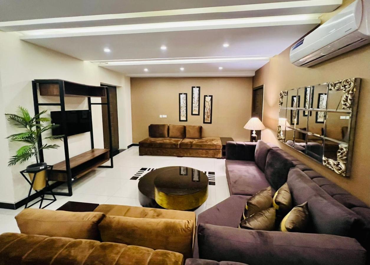 Burj Al Bahria Town Luxury Suites ลาฮอร์ ภายนอก รูปภาพ