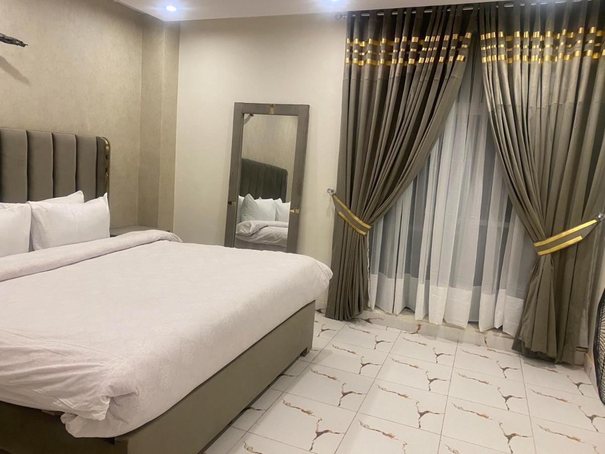 Burj Al Bahria Town Luxury Suites ลาฮอร์ ภายนอก รูปภาพ