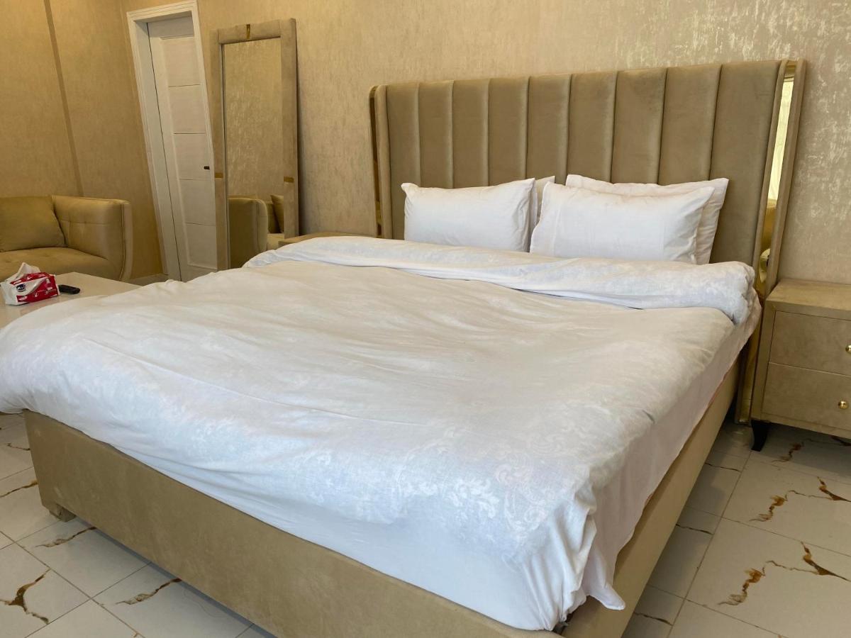 Burj Al Bahria Town Luxury Suites ลาฮอร์ ภายนอก รูปภาพ