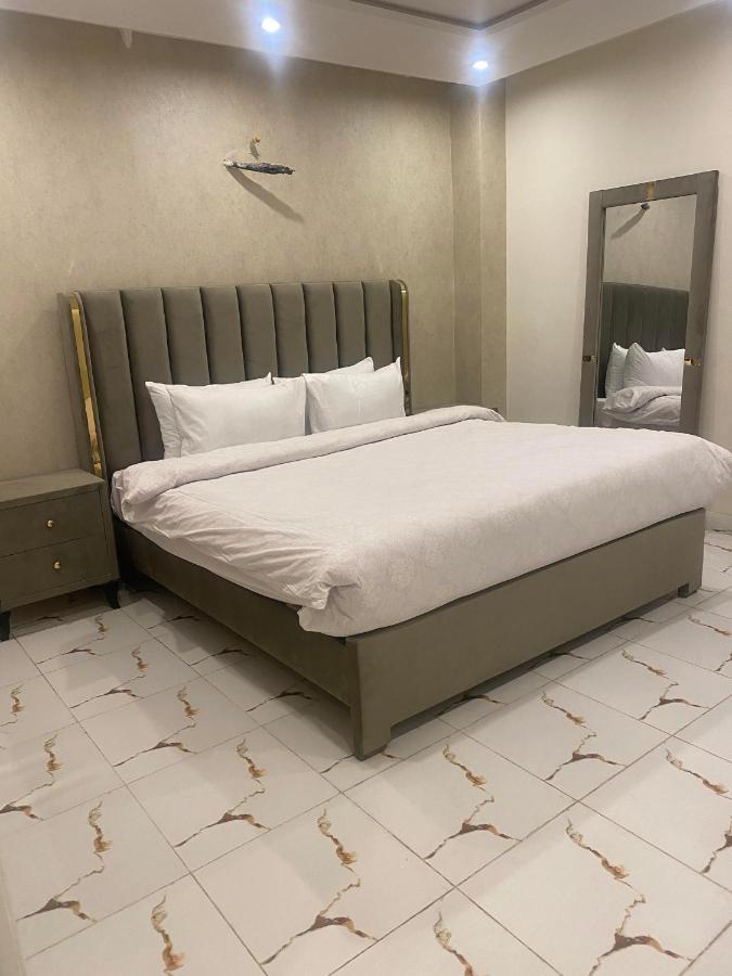 Burj Al Bahria Town Luxury Suites ลาฮอร์ ภายนอก รูปภาพ
