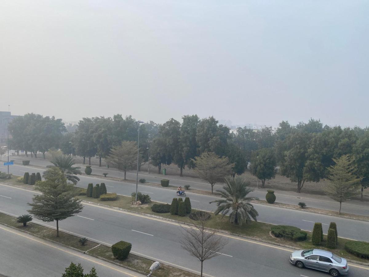 Burj Al Bahria Town Luxury Suites ลาฮอร์ ภายนอก รูปภาพ