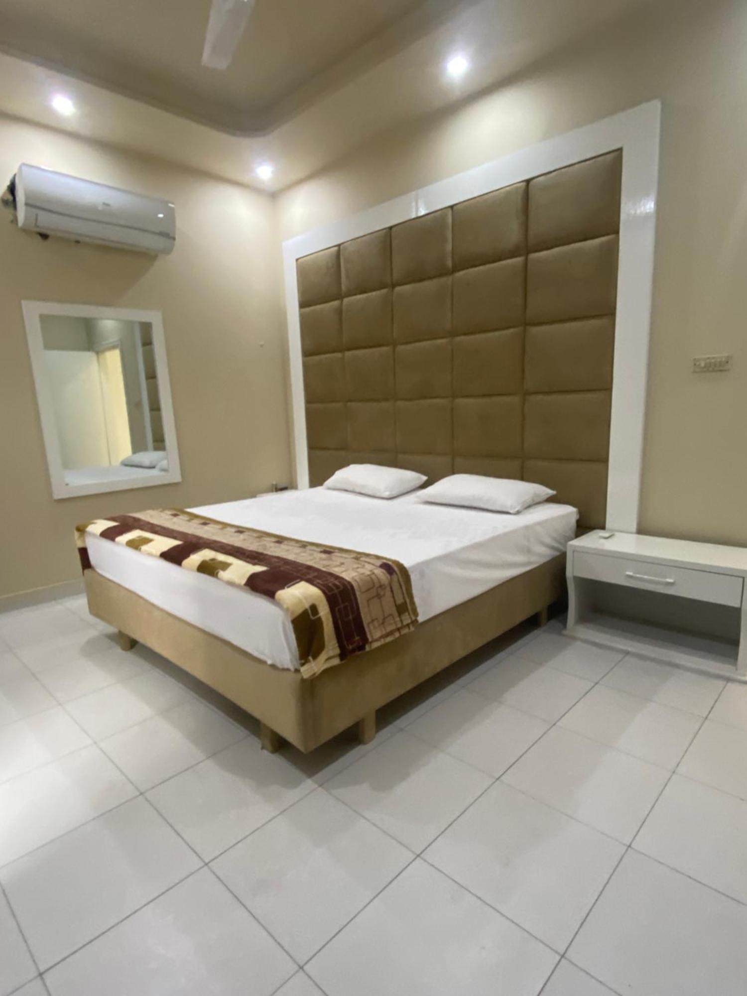 Burj Al Bahria Town Luxury Suites ลาฮอร์ ภายนอก รูปภาพ