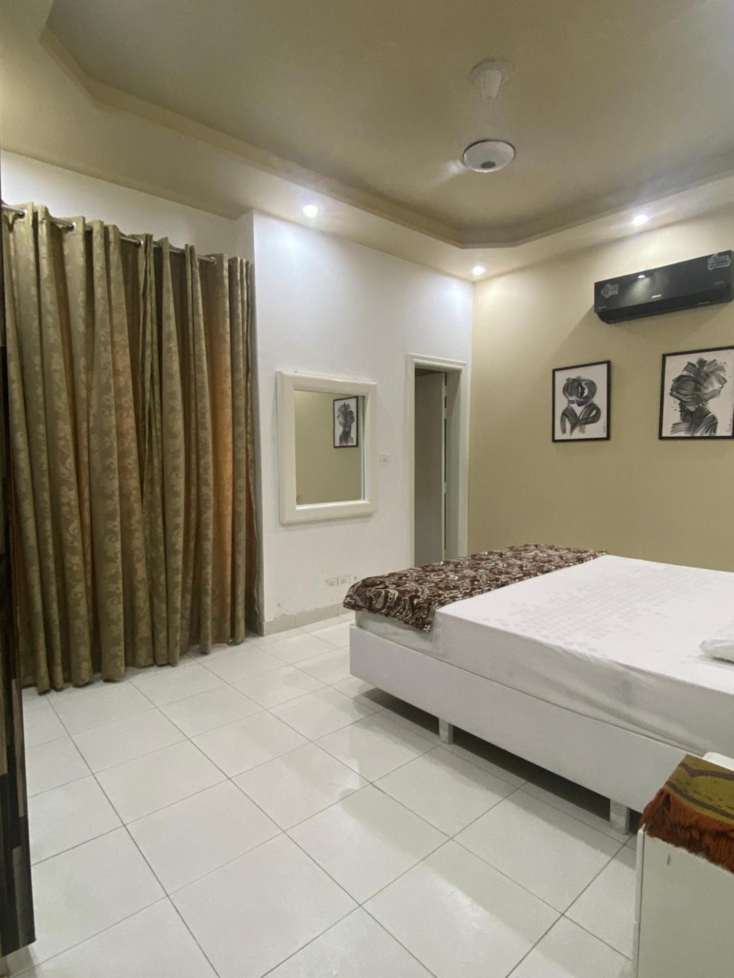 Burj Al Bahria Town Luxury Suites ลาฮอร์ ภายนอก รูปภาพ
