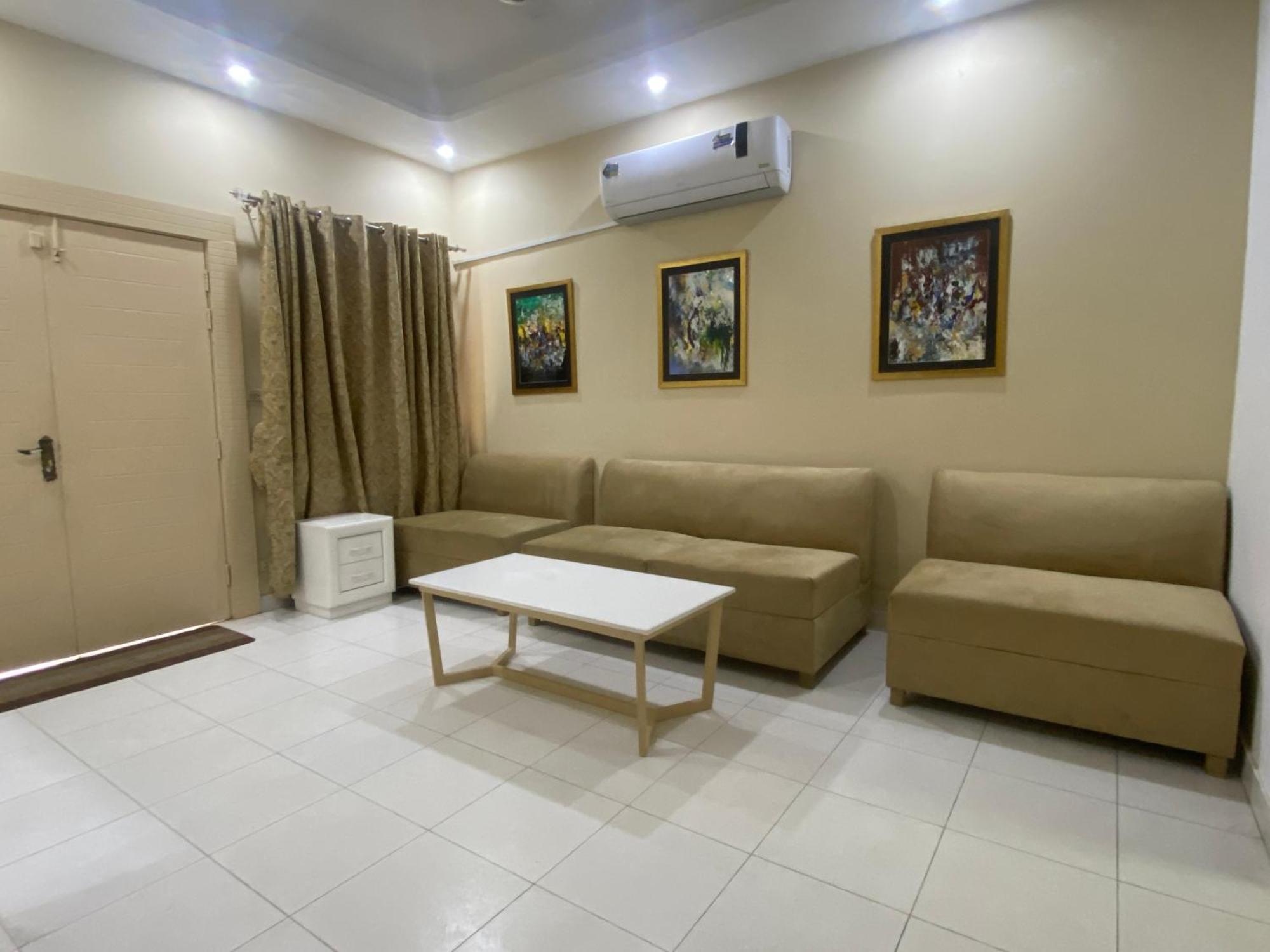 Burj Al Bahria Town Luxury Suites ลาฮอร์ ภายนอก รูปภาพ