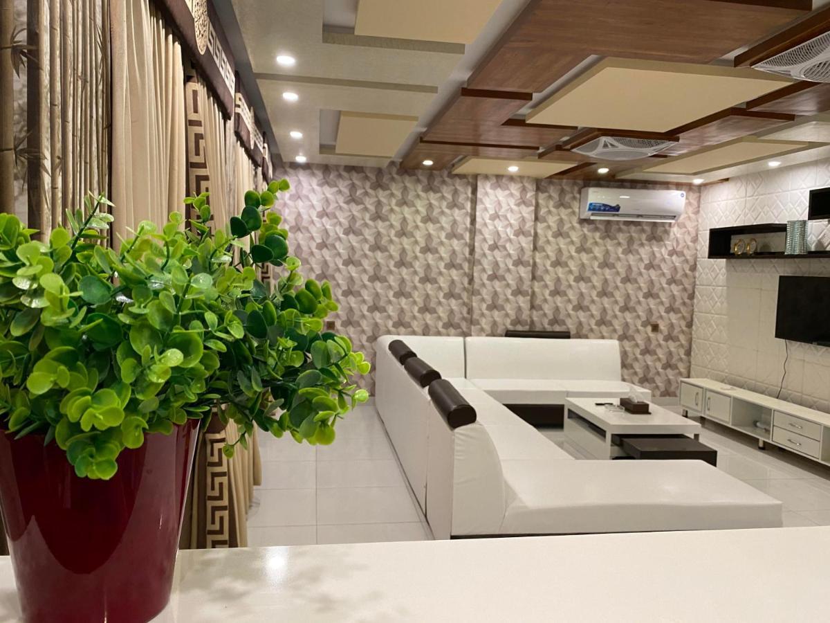 Burj Al Bahria Town Luxury Suites ลาฮอร์ ภายนอก รูปภาพ